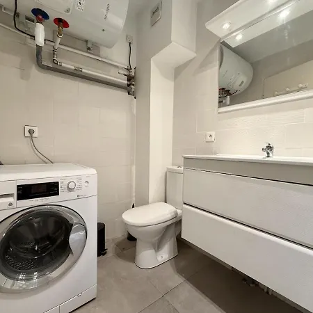 Avec Mezzanine, Climatise, Acces Prive Golf Apartment